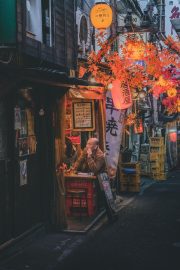 蚂蚁影院推荐高分悬疑推理剧封面，夜晚城市背景下侦探人物剪影